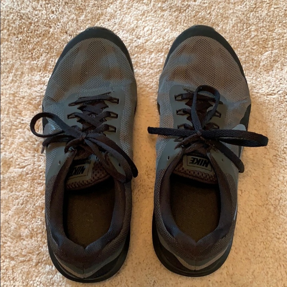 Nike Grey & Black Women’s Sneakers